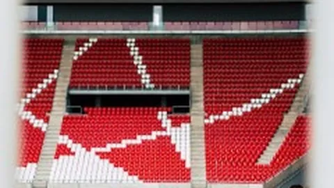 梅西俱樂部生涯首次被出示紅牌，巴塞2-3敗於敵手